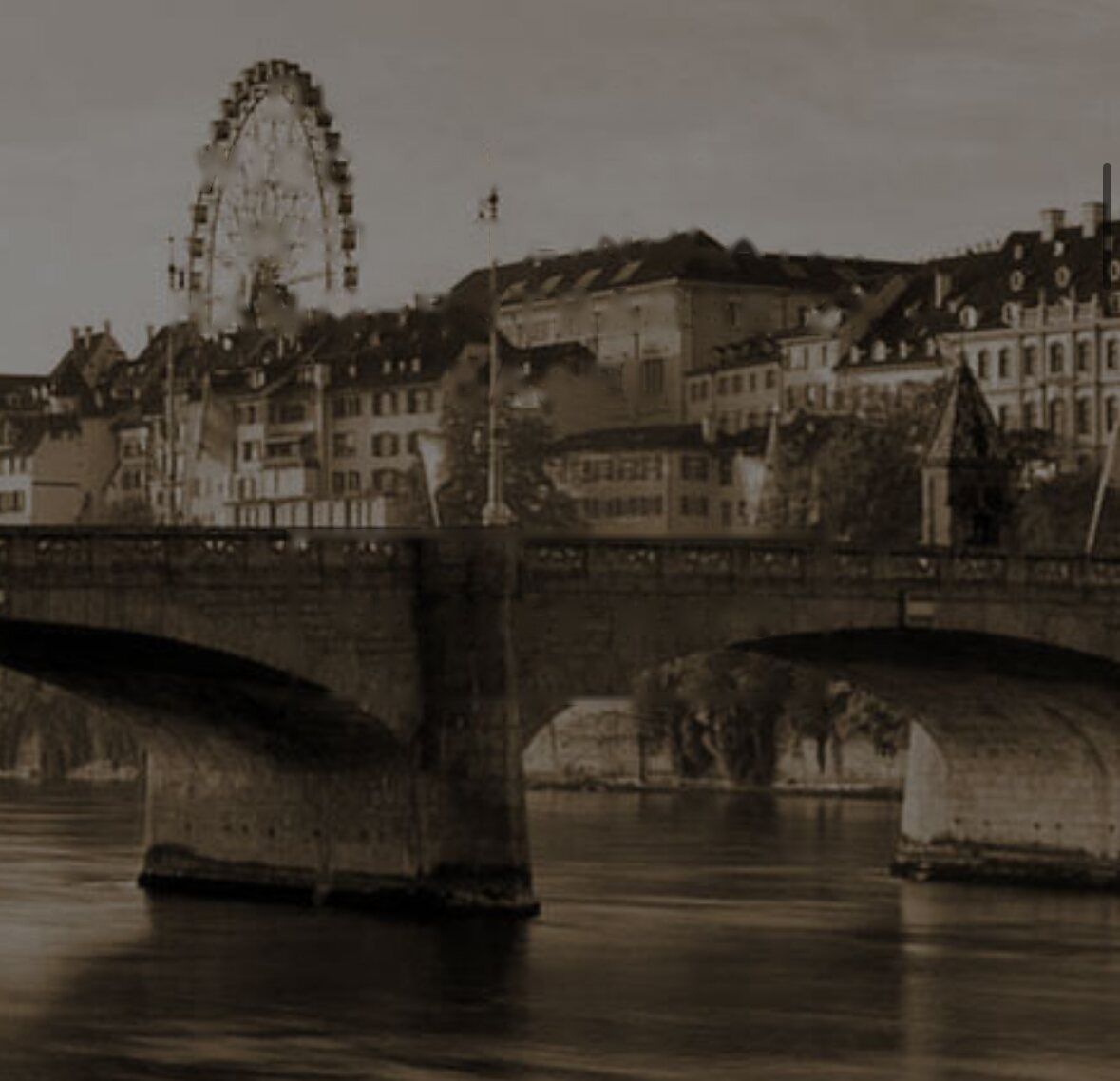 Die Mittlere Brücke über den Rhein mit dem Riesenrad der Basler Herbstmesse